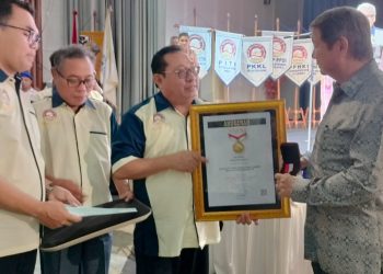 Pin Emas Untuk Prabowo dari SMSI Atas Dedikasi Menjaga Demokrasi