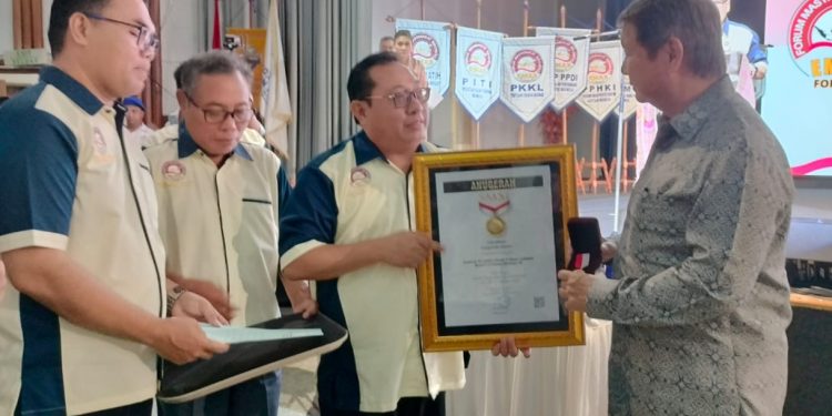 Pin Emas Untuk Prabowo dari SMSI Atas Dedikasi Menjaga Demokrasi