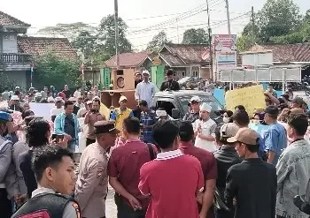 Tudingan Pencabulan di Balai Desa: Ratusan Warga Mendesak Kepala Desa Bangunan Mundur