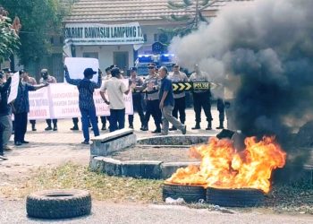 Massa Bakar Ban di Depan Bawaslu Lamtim, Tolak Kotak Kosong di Pilkada 2024