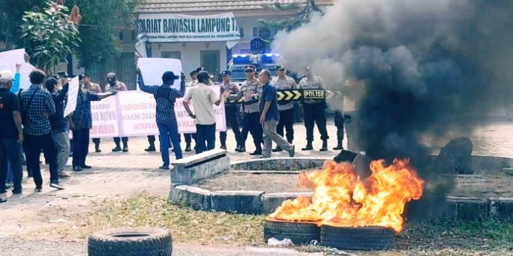 Massa Bakar Ban di Depan Bawaslu Lamtim, Tolak Kotak Kosong di Pilkada 2024