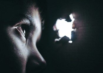 Ilustrasi pria mengintip wanita sedang mandi (ist)