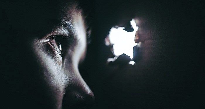 Ilustrasi pria mengintip wanita sedang mandi (ist)