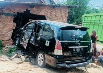 Innova Tabrak Tembok Bengkel, Perjalanan Berobat Berujung Tragis