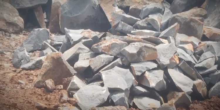 Uang Patungan Bikin Nyaman Penambangan Batu di Marga Tiga