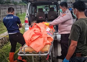 Evakuasi jasad pria lansia di parit desa Gedung Dalam, Batanghari Nuban