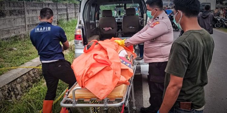 Evakuasi jasad pria lansia di parit desa Gedung Dalam, Batanghari Nuban