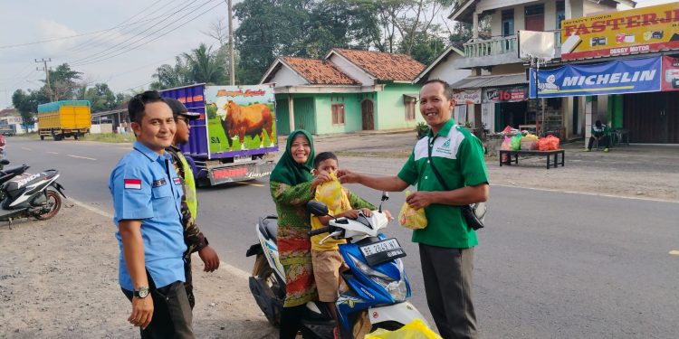 Takjil Gratis di Way Bungur Hadirkan Senyuman Manis Pengendara