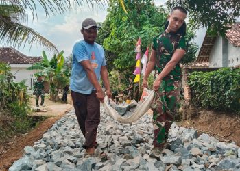 Satgas TMMD Kodim 0411KM Bersama Warga Menyatukan Keringat di Jalan Harapan Sukanegara