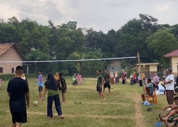 Melihat Hangatnya Kebersamaan di Lapangan Voli Sukanegara