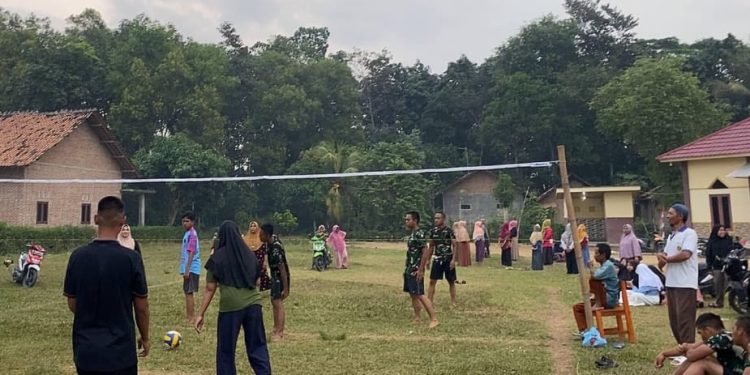 Melihat Hangatnya Kebersamaan di Lapangan Voli Sukanegara