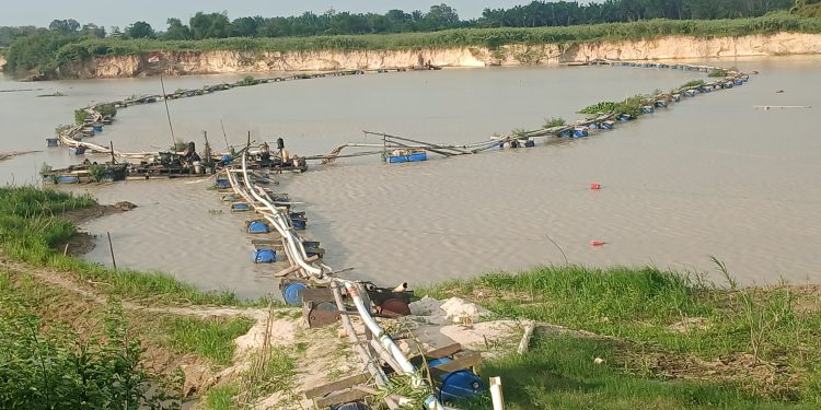 Ironi Merah Putih di Atas Sungai Terkoyak