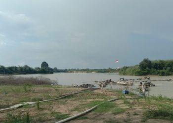 Ironi Merah Putih di Atas Sungai Terkoyak