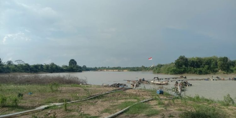 Ironi Merah Putih di Atas Sungai Terkoyak