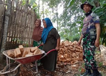 Dua Perempuan Tangguh di Balik Deritan Angkong