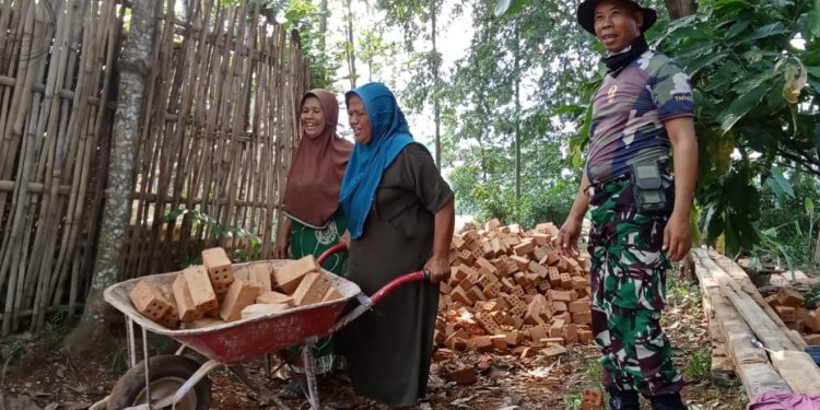 Dua Perempuan Tangguh di Balik Deritan Angkong
